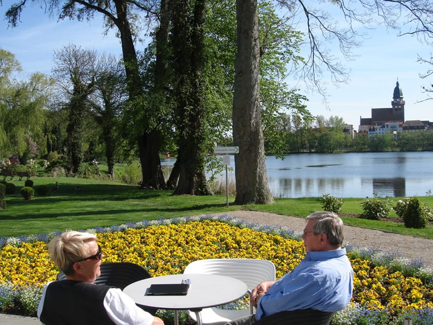 Hotelterrasse mit Blick auf den See