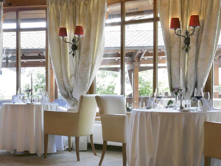Hotelrestaurant mit weiß eingedeckten Tischen und Stühlen