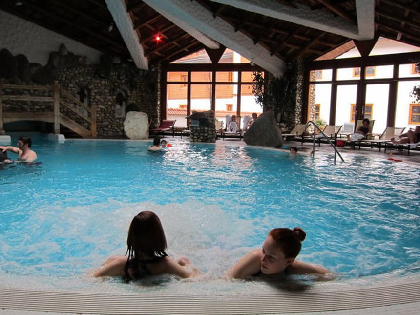 Indoorpool mit Relaxliegen