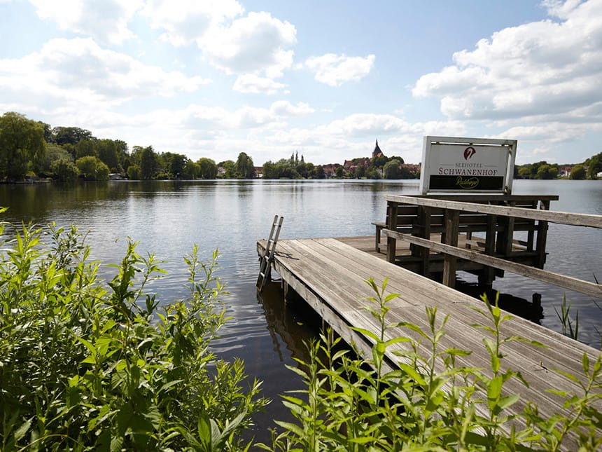 Steg an einem See am Hotel