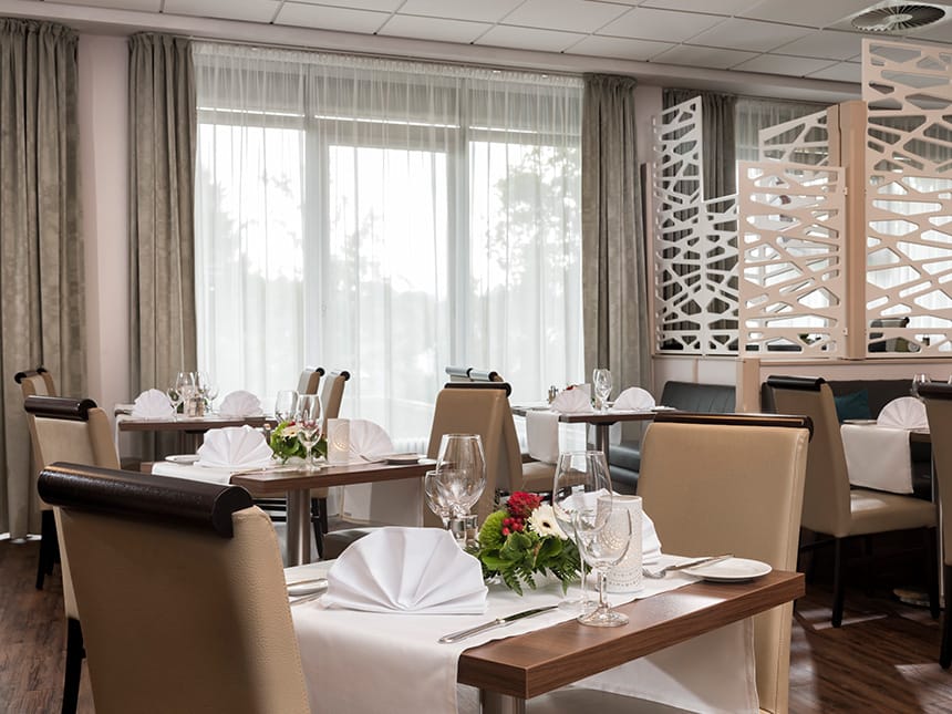 Hotelrestaurant mit weiß eingedeckten Tischen