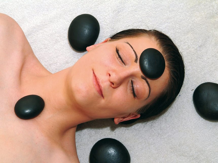 Hot Stone Massage im Wellnessbereich