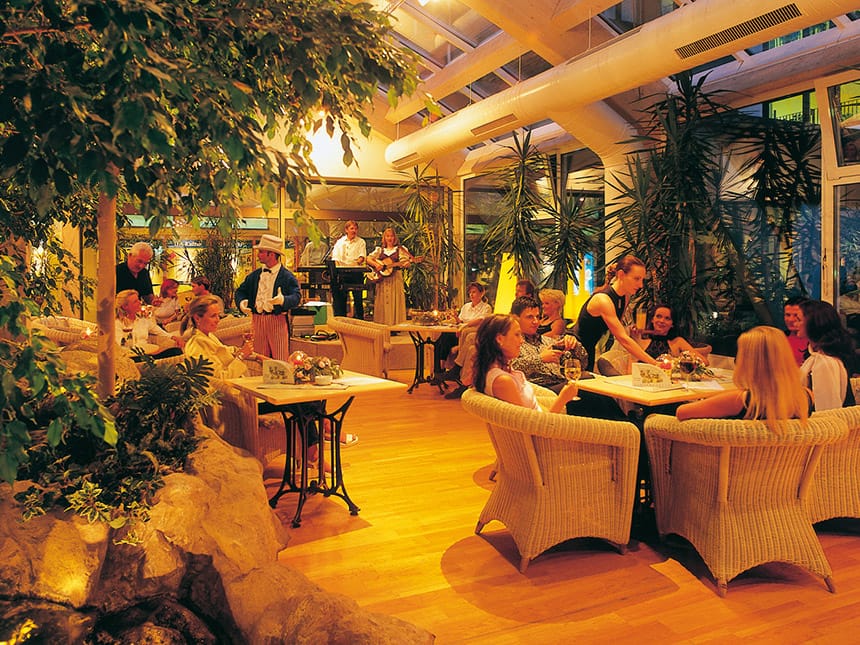 Wintergarten Restaurant mit Korbmöbeln