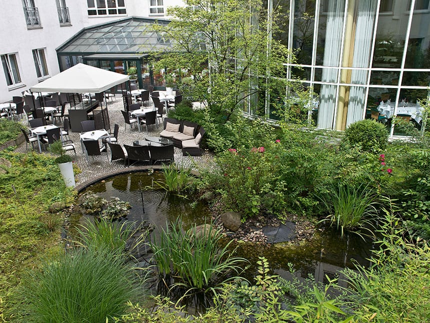 Terrasse vor dem Hotel