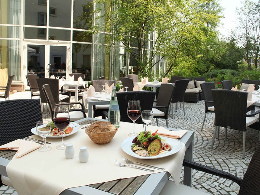 gedeckter Tisch auf der Hotelterrasse