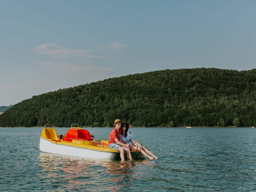 Paar im Boot auf dem Wasser