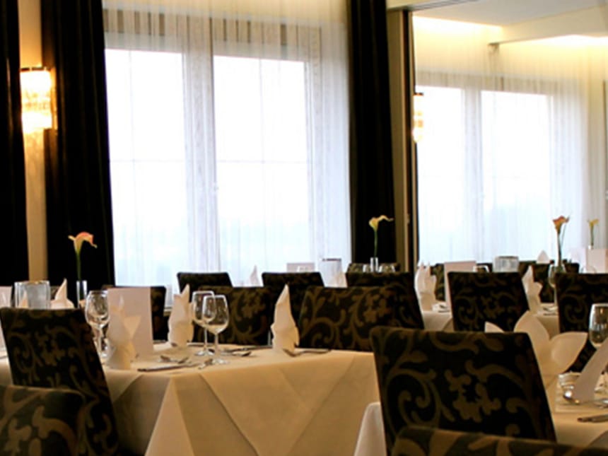 Panorama Restaurant mit gedeckten Tischen und weißen Tischdecken