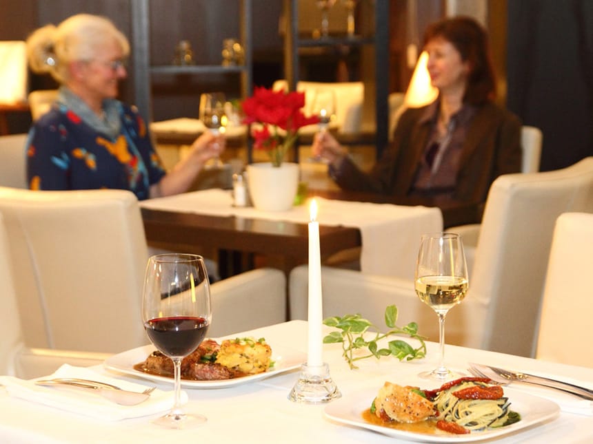 Hotel Restaurant mit gedecktem Tisch im Vordergrund