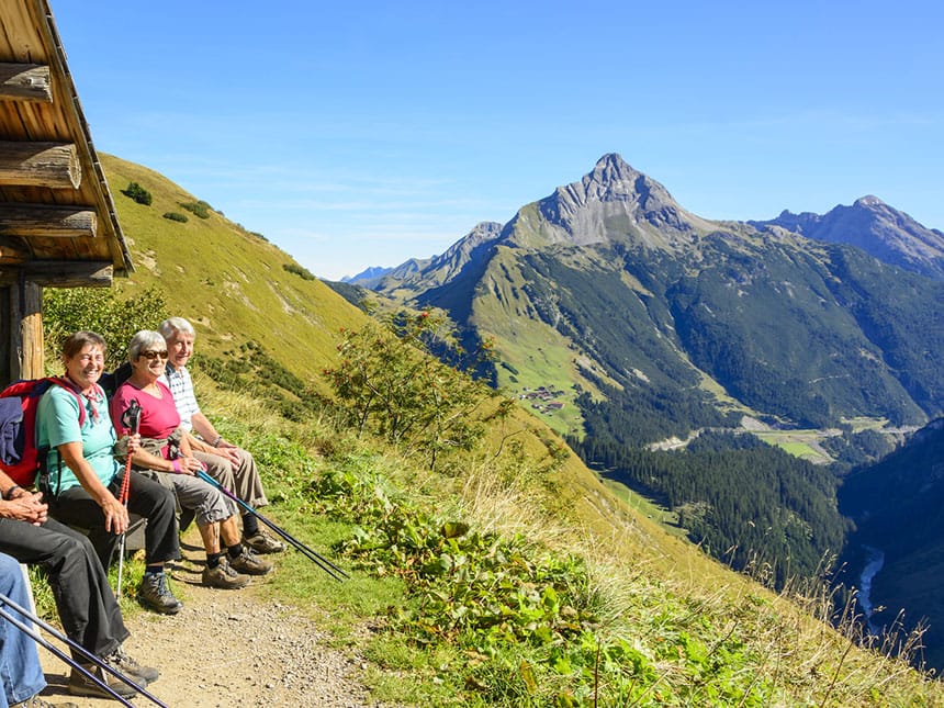 Rast auf der Bergütte bei Sonnenschein