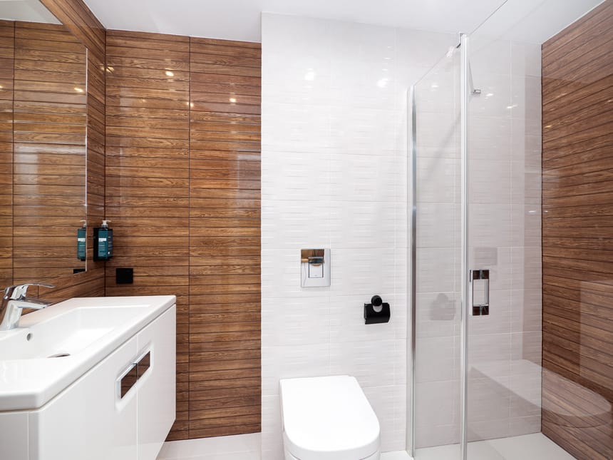 Bad mit Wandspiegel, Waschtisch, WC und Dusche