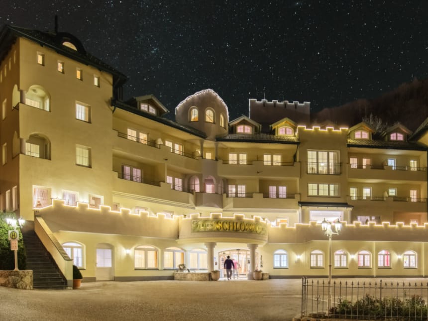 Außenansicht vom Hotel mit Sternenhimmel