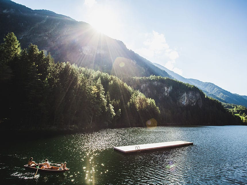 Natur pur mit einem Boot auf dem See, Wälder und Berge
