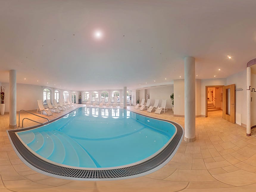 Poollandschaft im Wellnessbereich mit Relaxliegen und Sauna