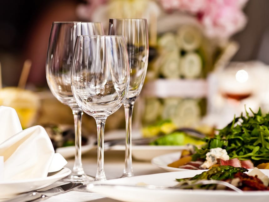 Sekt, Wein und Wasserglas auf einem gedeckten Tisch