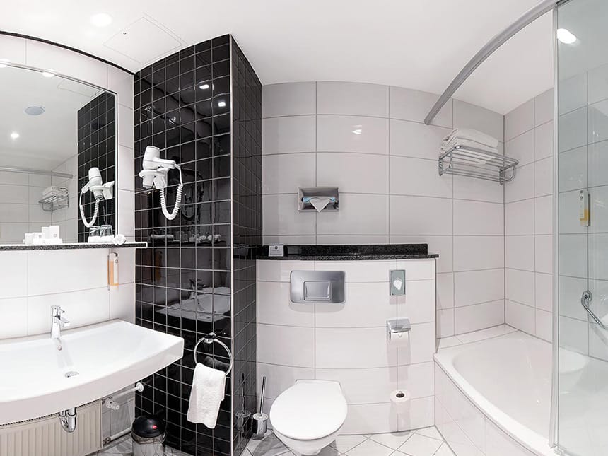 Bad mit Badewanne, WC, Waschtisch und Wandspiegel