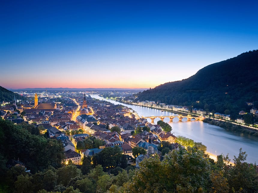 Heidelberg am Abend mit wolkenlosem Himmel