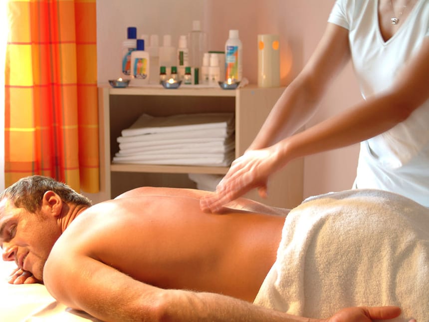 Massageanwendung im Wellnessbereich