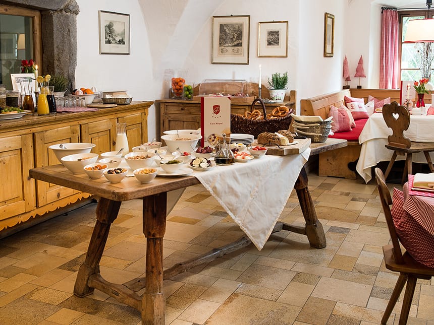 verschieden Speisen am Morgen auf dem Buffettisch