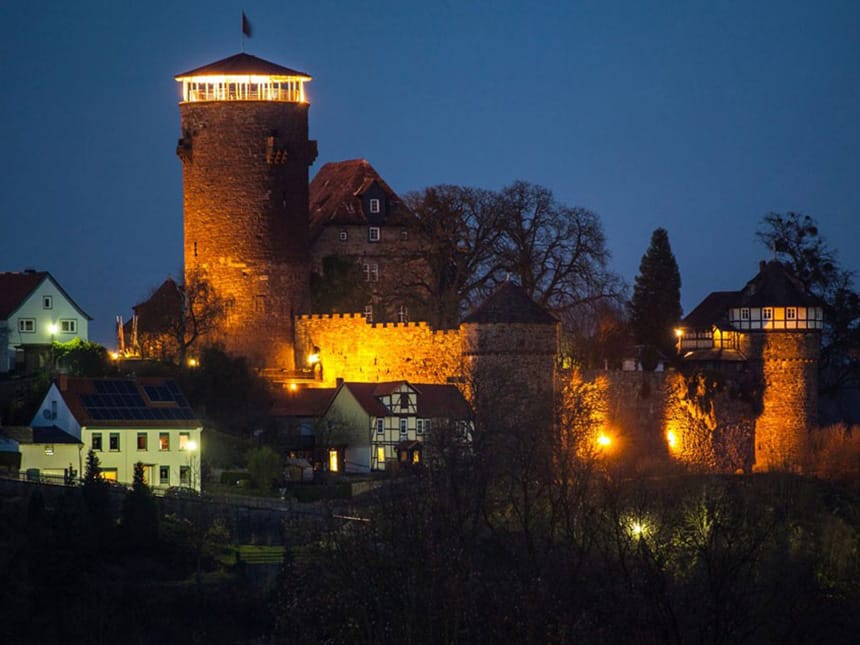Hotel Burg Trendelburg von außen am Abend