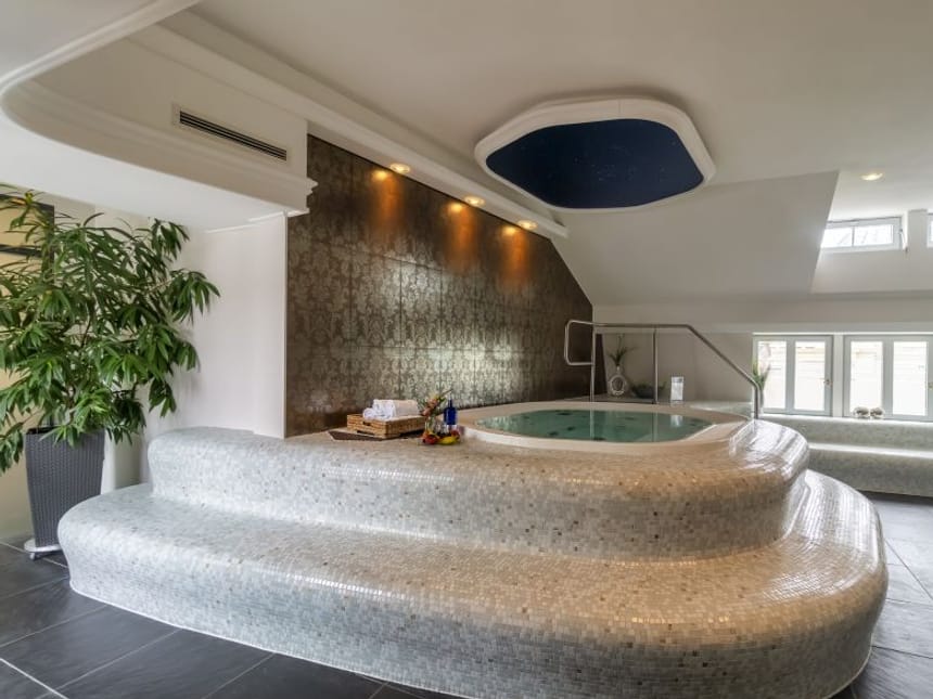 Whirpool im Wellnessbereich