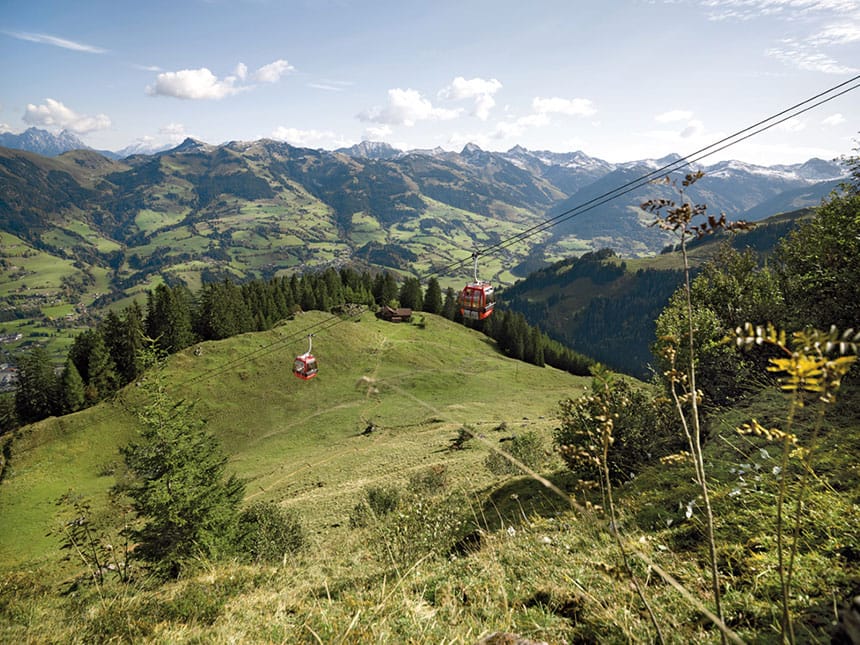 Gondelanlage in den Bergen von Kitzbühel