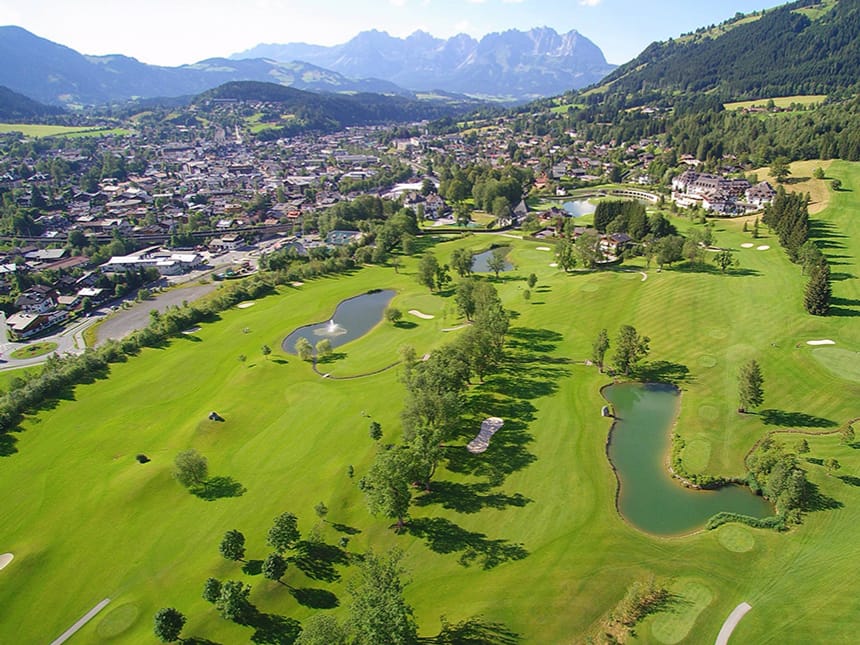 Luftaufnahme Golfpatz in den Kitzbüheler Alpen