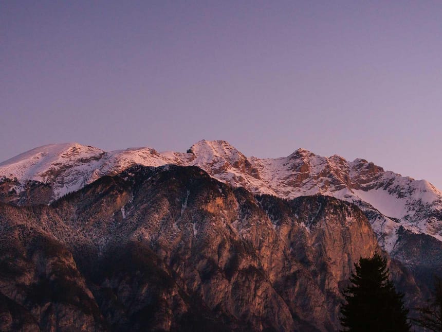 Blick auf die Berge am Abend