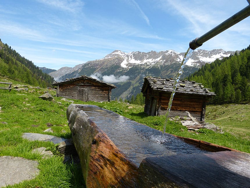 Brunnnen und Berghütten in den Bergen