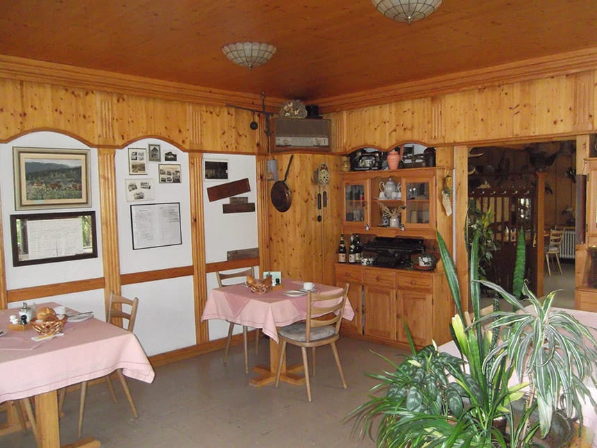 rustikal eingerichteter Frühstücksraum