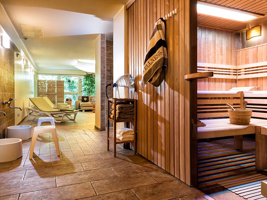 Wellnessbereich mit Finnischer Sauna und Relaxliegen
