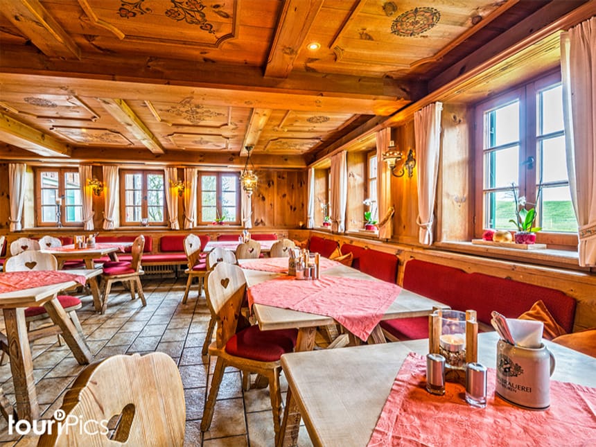 Restaurant mit verschiedenen Tischgruppen aus Holz