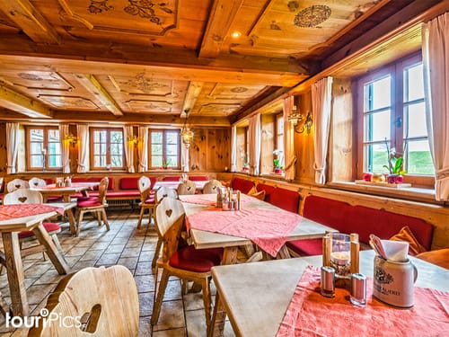 Restaurant mit verschiedenen Tischgruppen aus Holz