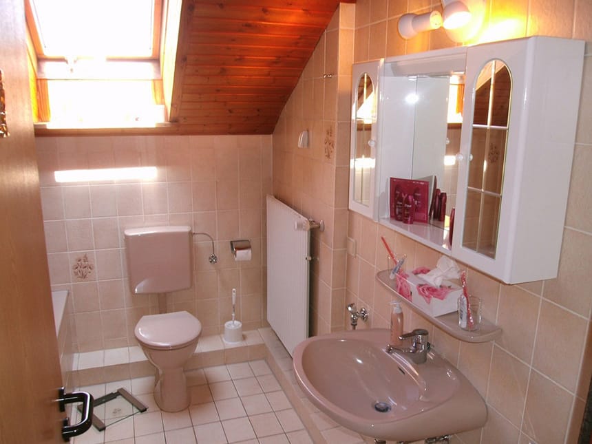 Bad mit WC, Waschtisch imd Wandspiegel