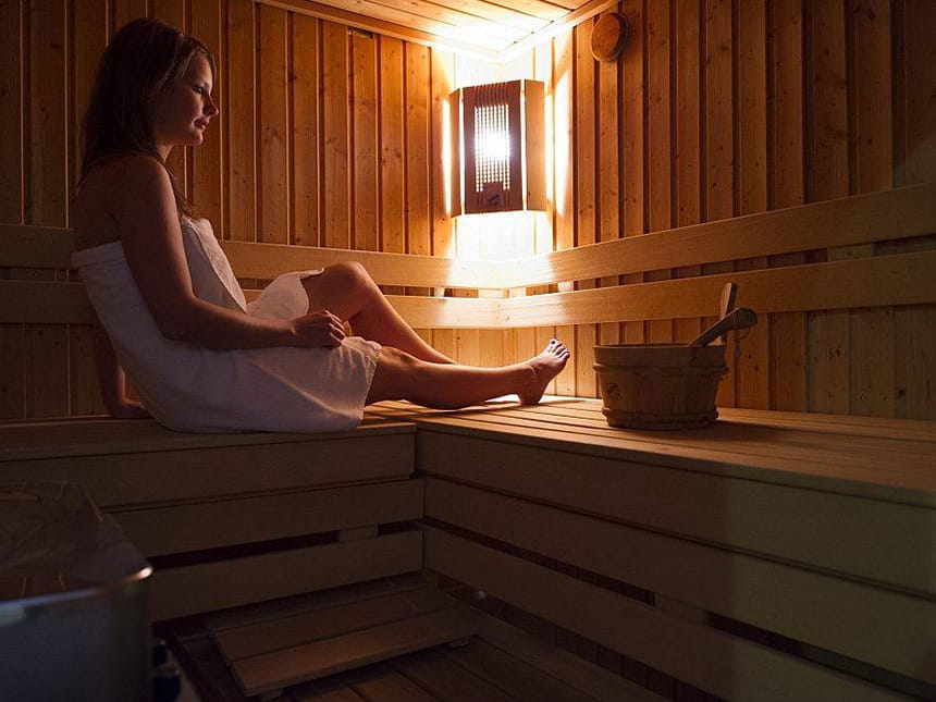 Dame in der Finnischen Sauna