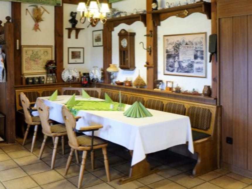 Rustikales Restaurant mit einigen Sitzplätzen