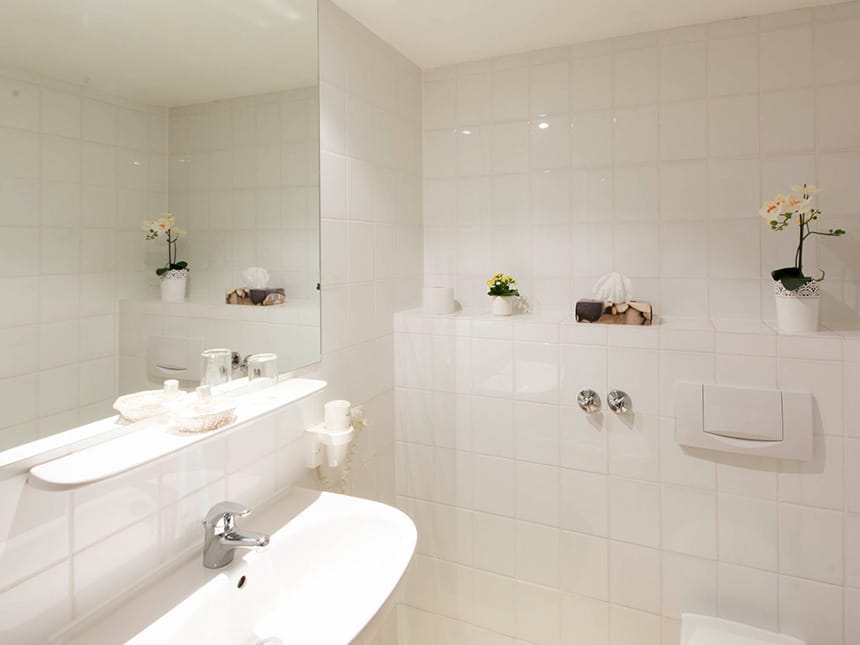 Bad mit Spiegel, Ablage, Waschbecken und WC