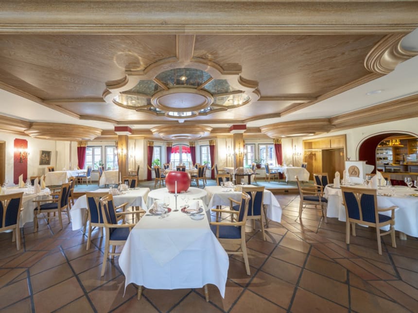 exquisites Hotelrestaurant mit weiß eingedeckten Tischen