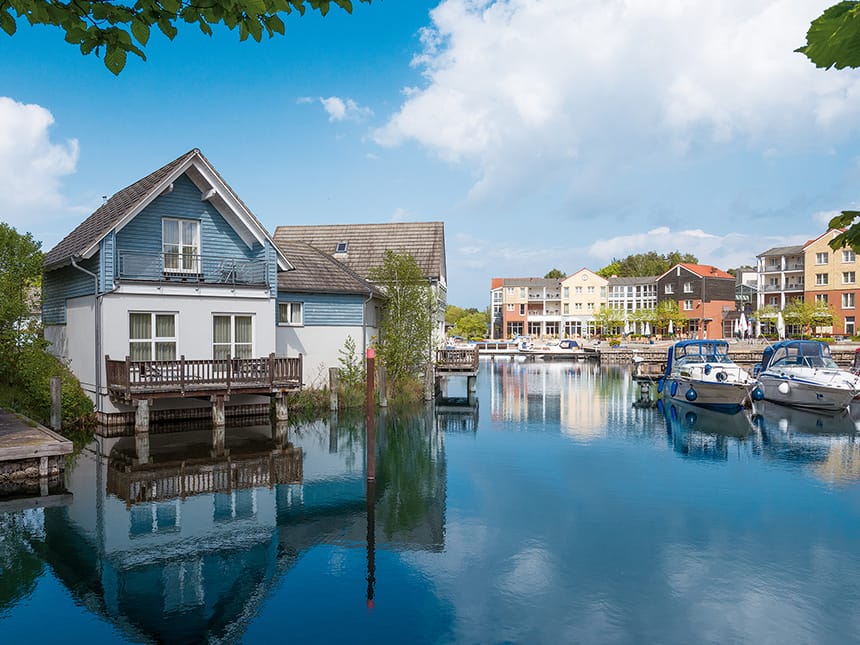 Mehrere Häuser und Boote direkt am Wasser