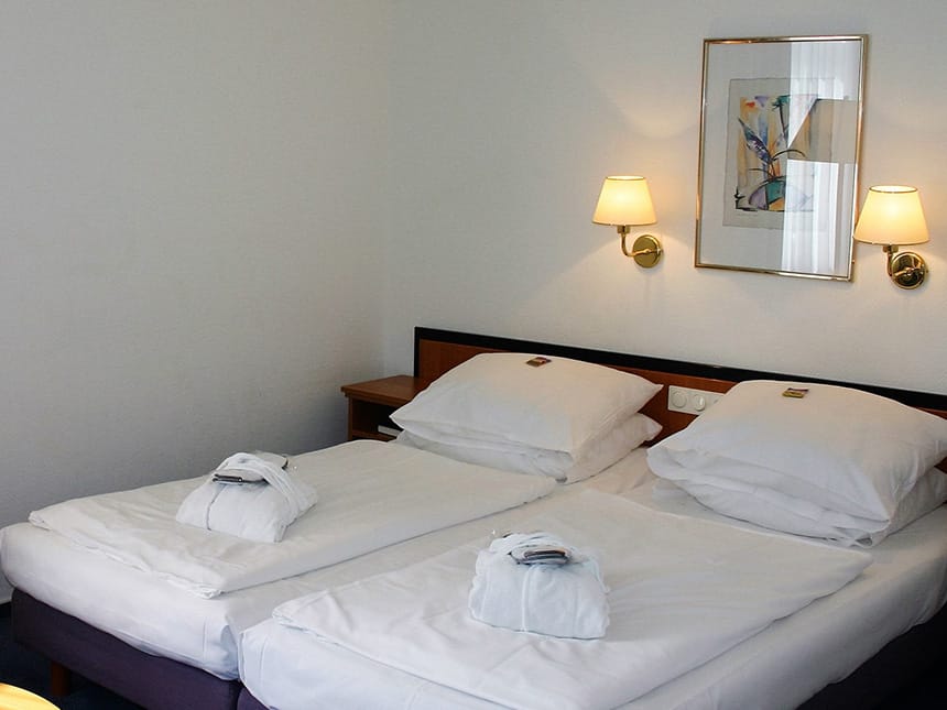 Hotelzimmern mit gemachten Doppelbett