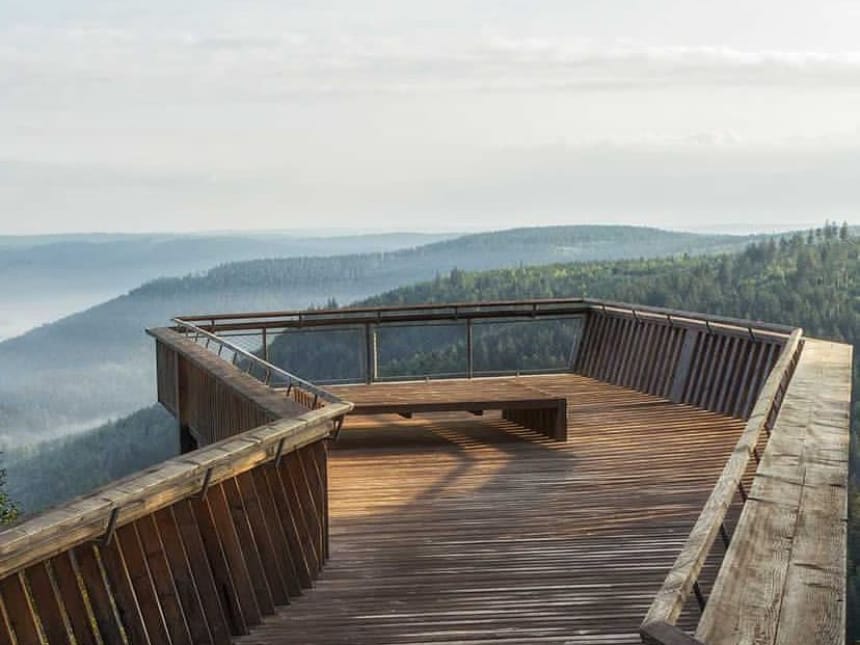 Holzbrücke mit Panoramablick