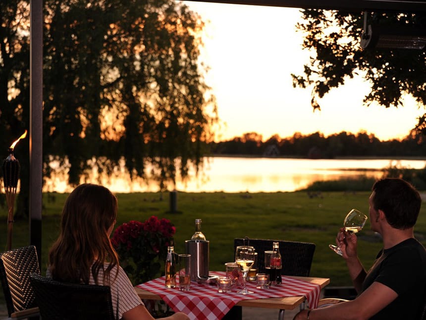 Paar auf der Hotelterrasse am Abend