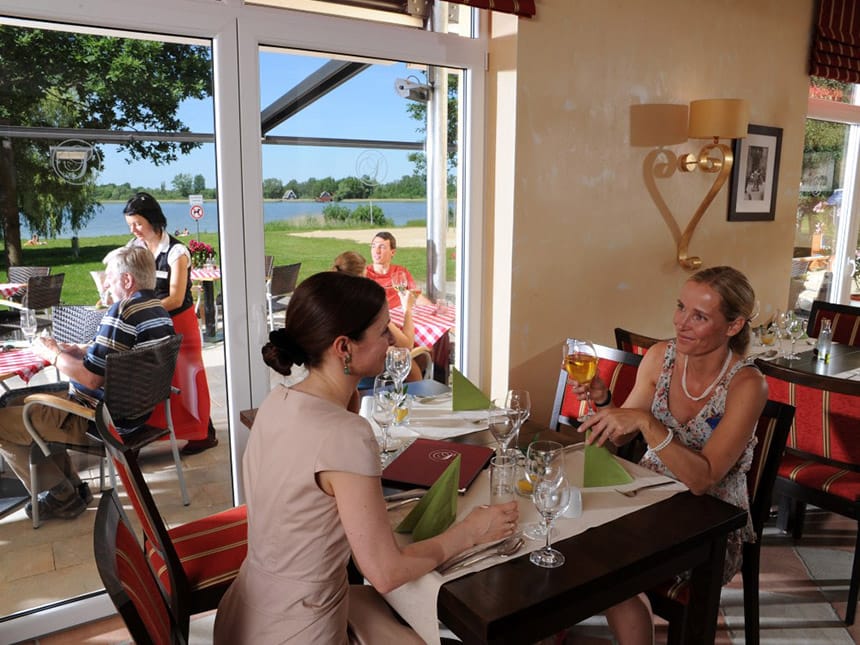 Hotelrestaurant mit Zugang zur Terrasse