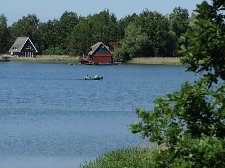 kleines Boot auf dem See