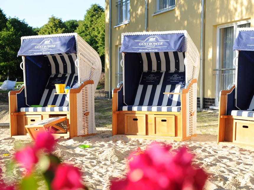 kleiner Sandstrand mit Strandkörben im Hotelgarten