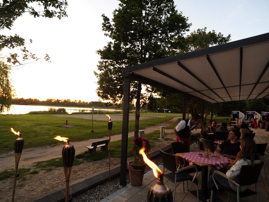 Hotelterrasse mit Blick auf den See