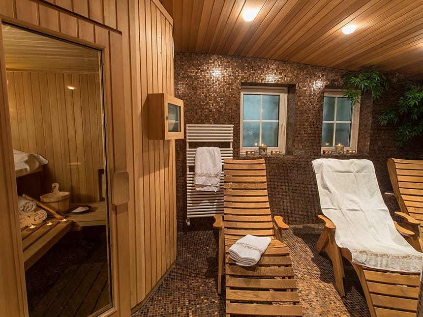 Finnische Sauna mit Relaxliegen im vorderen Bereich