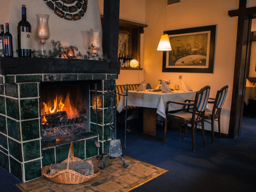 Kaminzimmer im Restaurant mit gedeckten Tisch