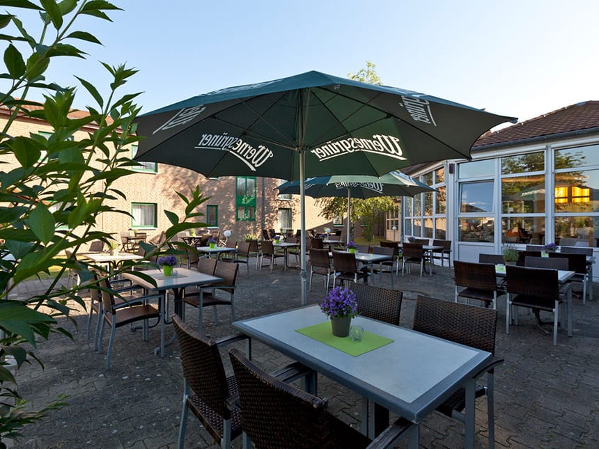 verschiedene Tischgruppen auf der Terrasse