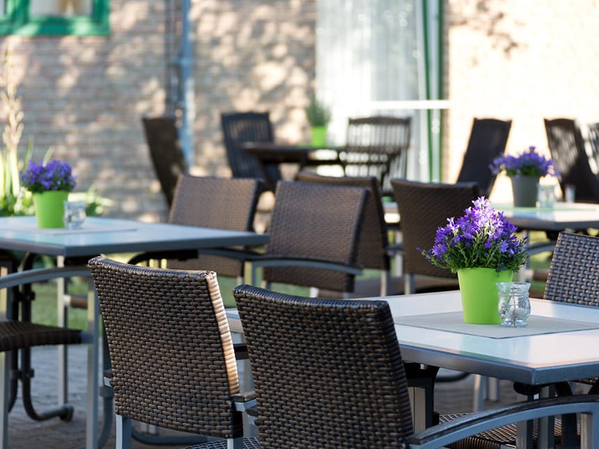 Hotel Terrasse mit Gartenmöbeln