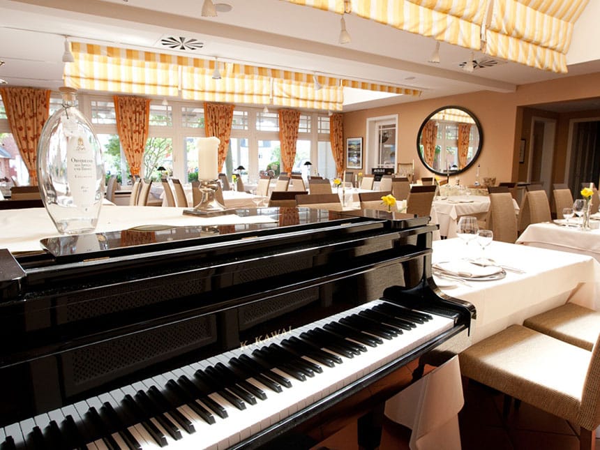 gedeckte Tisch im Hotelrestaurant mit Klavier